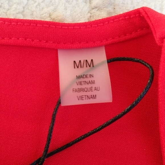 NEW Tahari Buckle Scrunch V Neck Top M Red - Picture 4 of 13